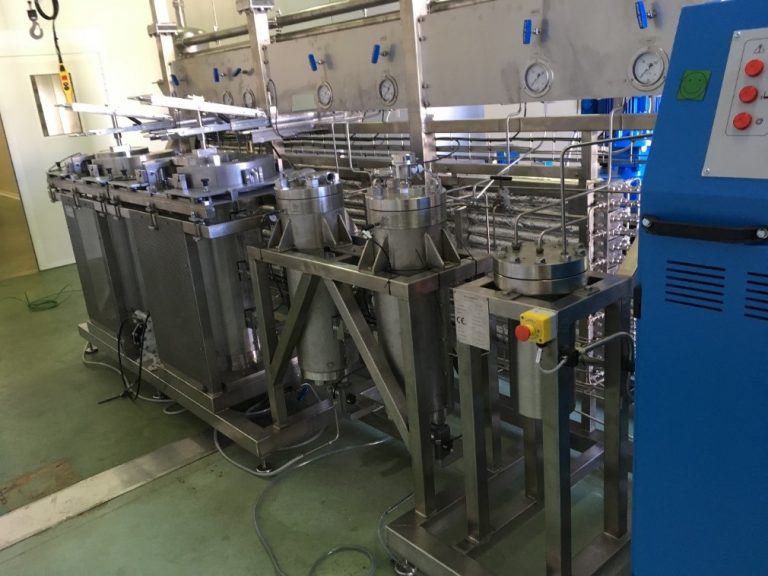 SemiIndustrial extraction unit using the properties of subcritical